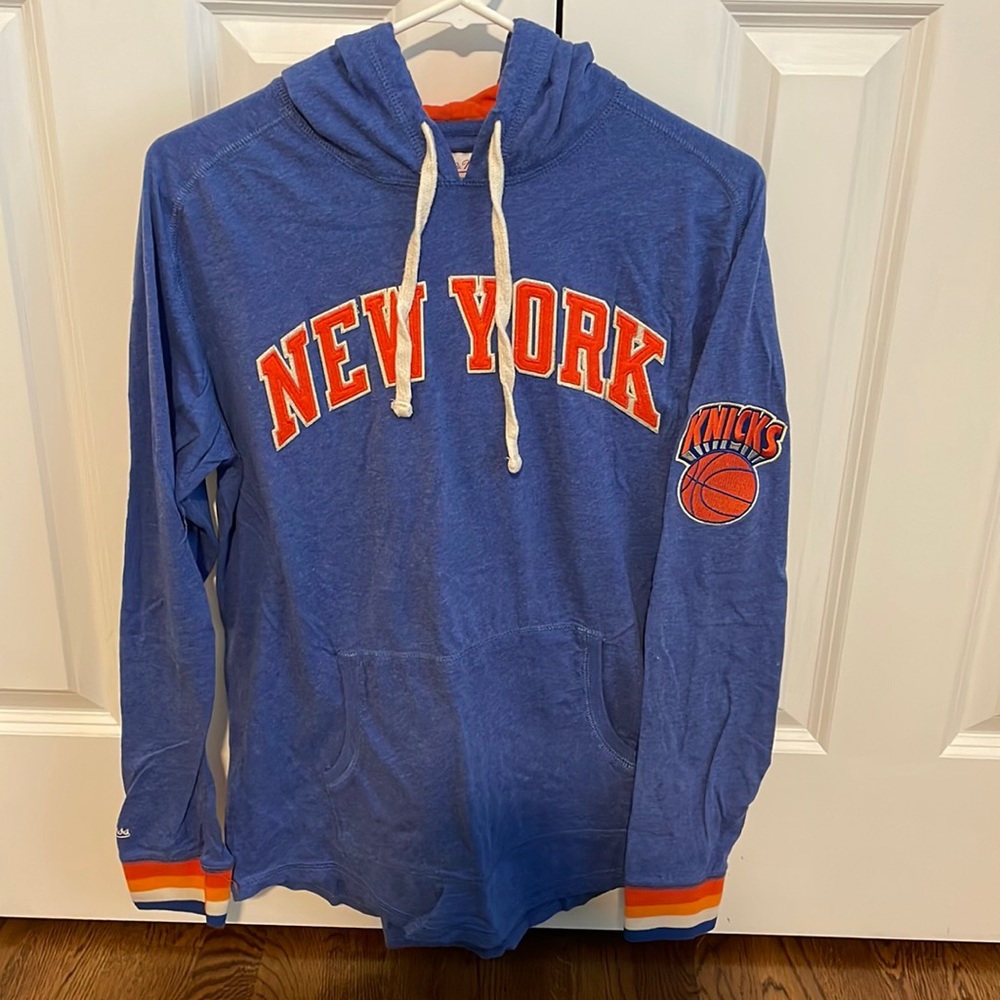 Men’s size M Mitchell & Ness New York Knicks Raglan pullover hoodie